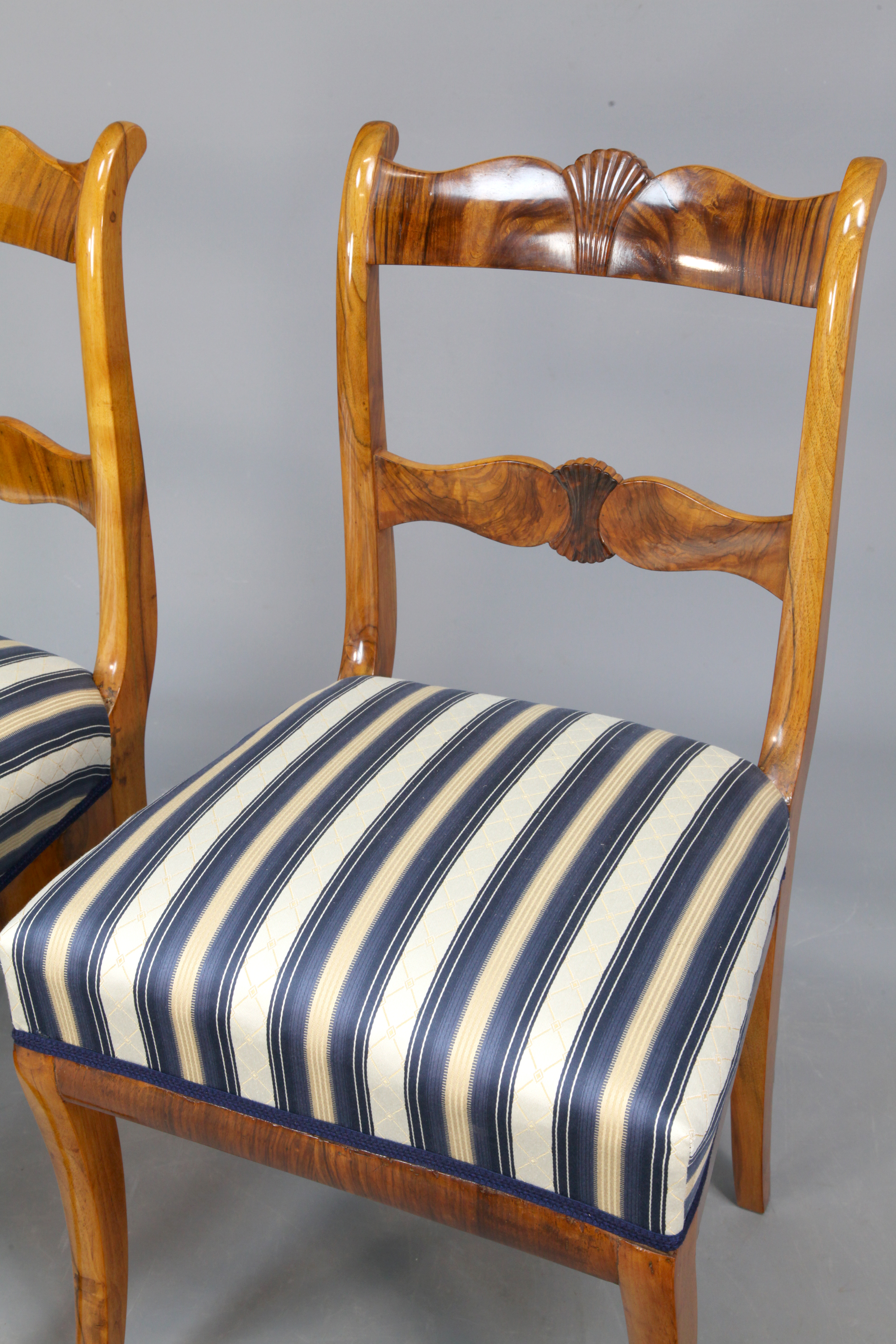 Restauriertes Stuhlpaar aus Nussbaum, mit gepolsterter Sitzfläche, Spätbiedermeier um 1835