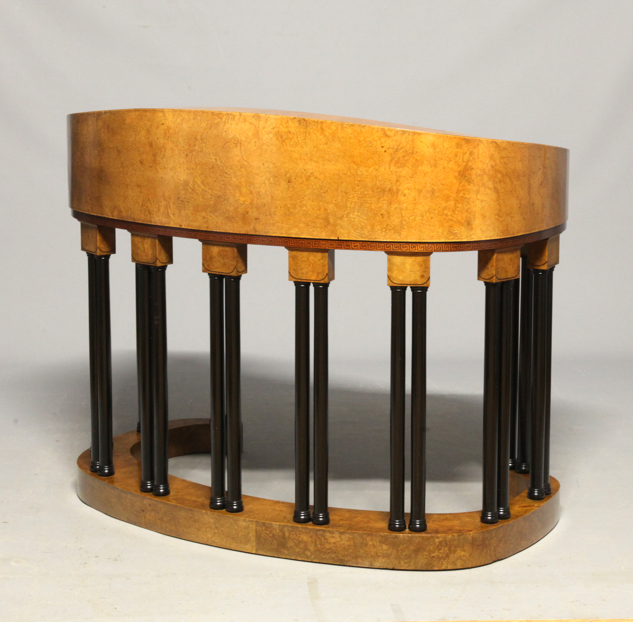 Nierenförmiger Damenschreibtisch mit 22 ebonisierten Säulen, freistellbar, von ca. 1910