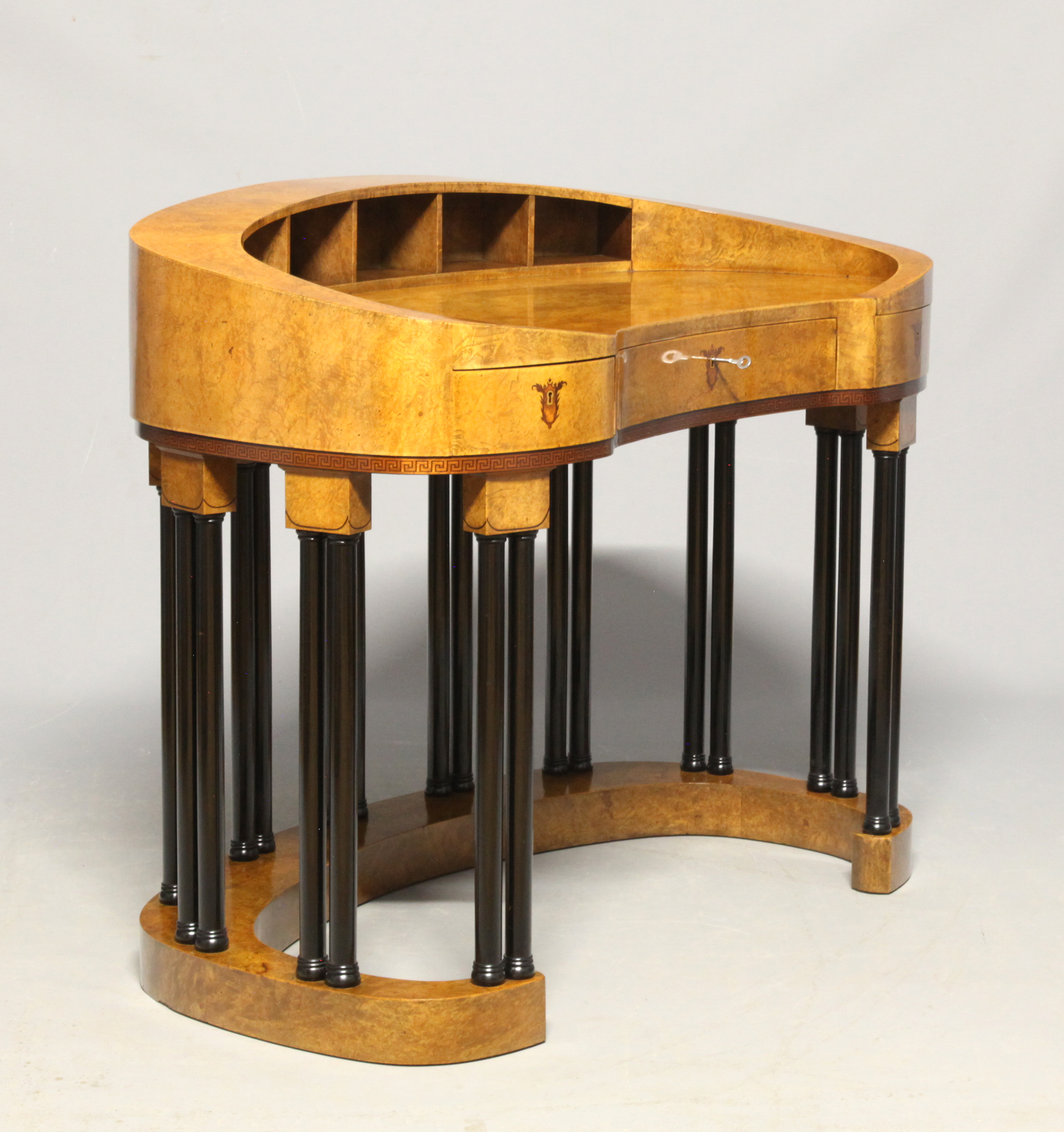 Nierenförmiger Damenschreibtisch mit 22 ebonisierten Säulen, freistellbar, von ca. 1910