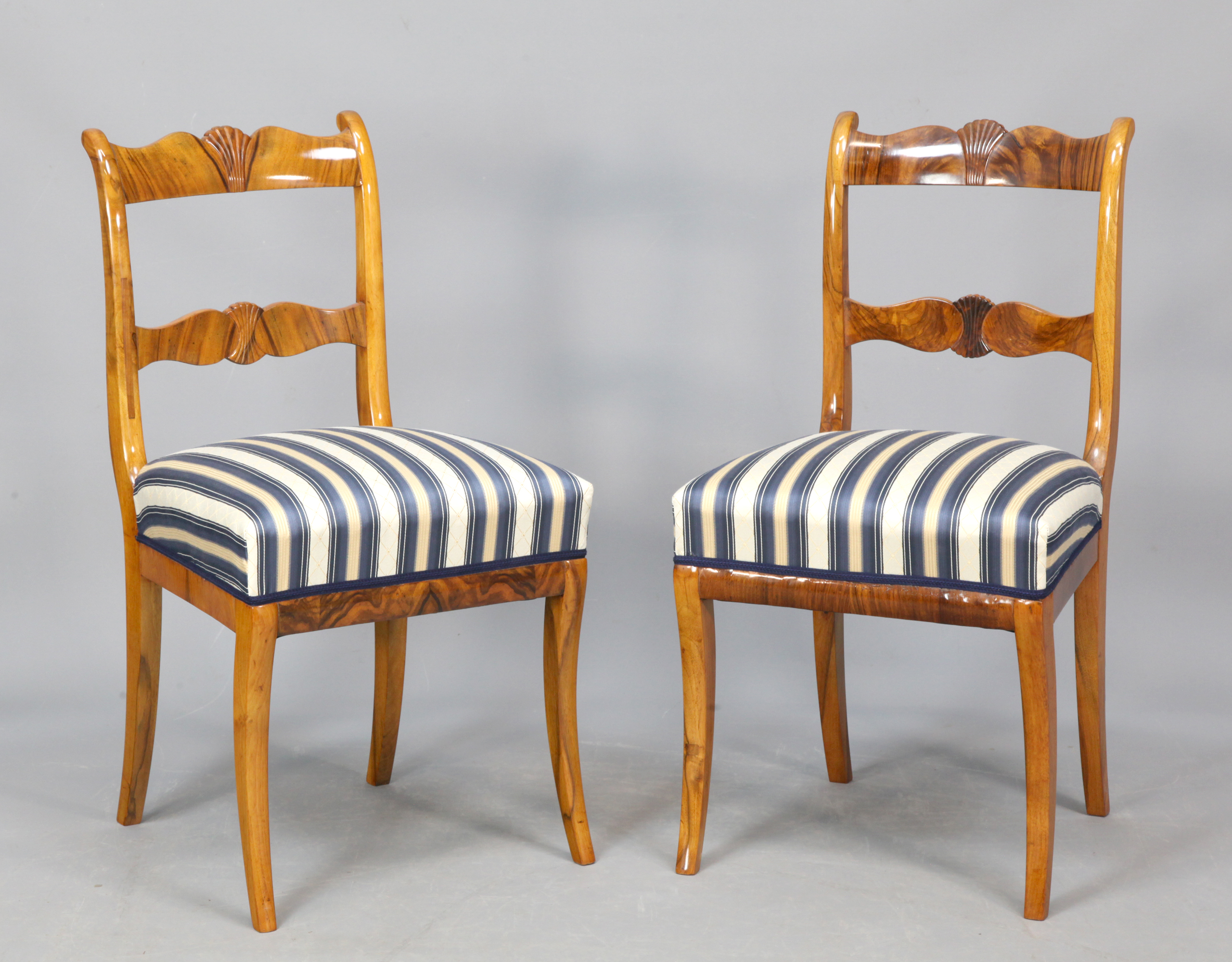 Restauriertes Stuhlpaar aus Nussbaum, mit gepolsterter Sitzfläche, Spätbiedermeier um 1835
