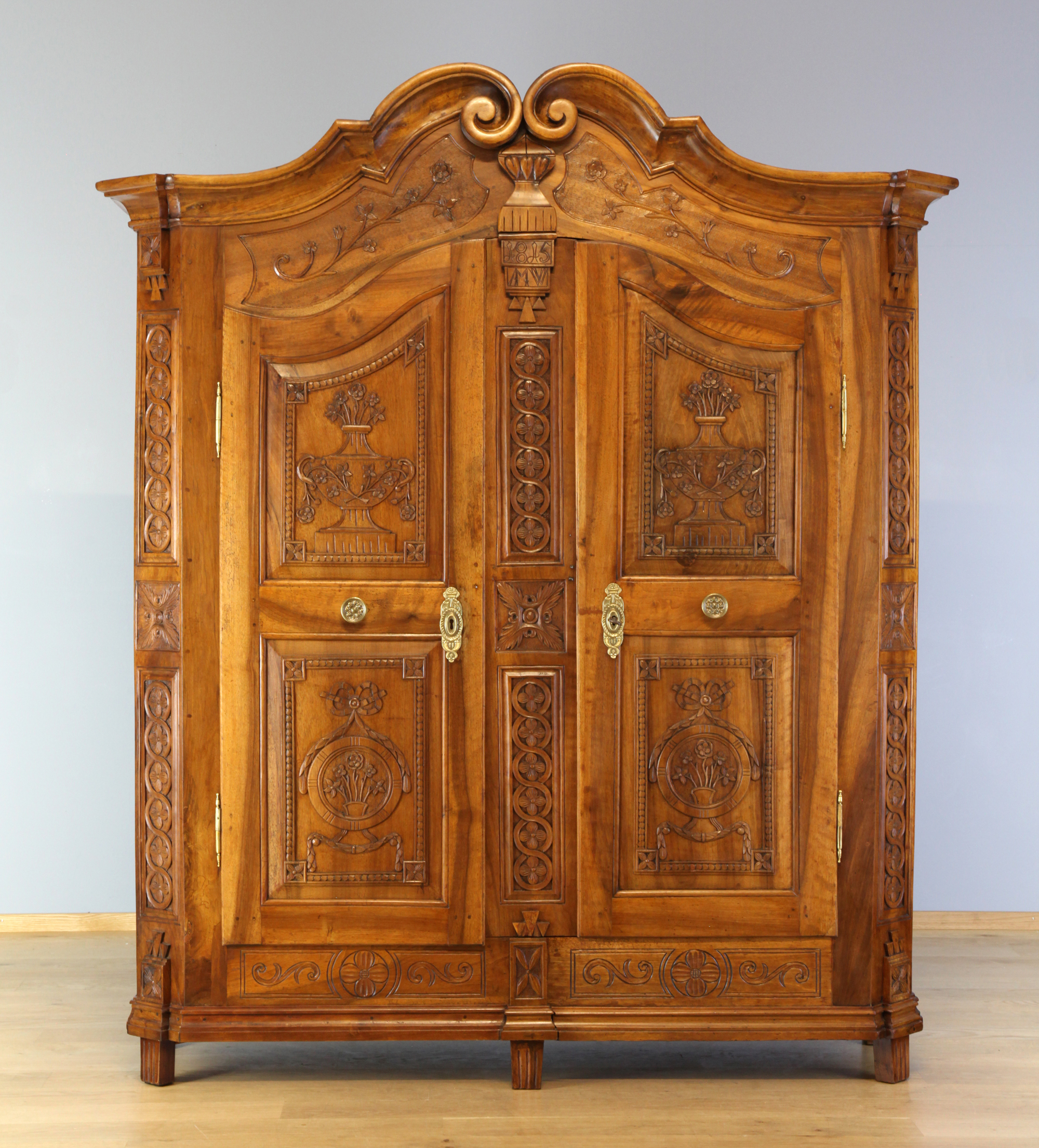 Bodenseeschrank aus Nussbaum, "Salemer Schrank", datiert 1815 Bodenseeschrank aus Nussbaum, "Salemer Schrank", datiert 1815