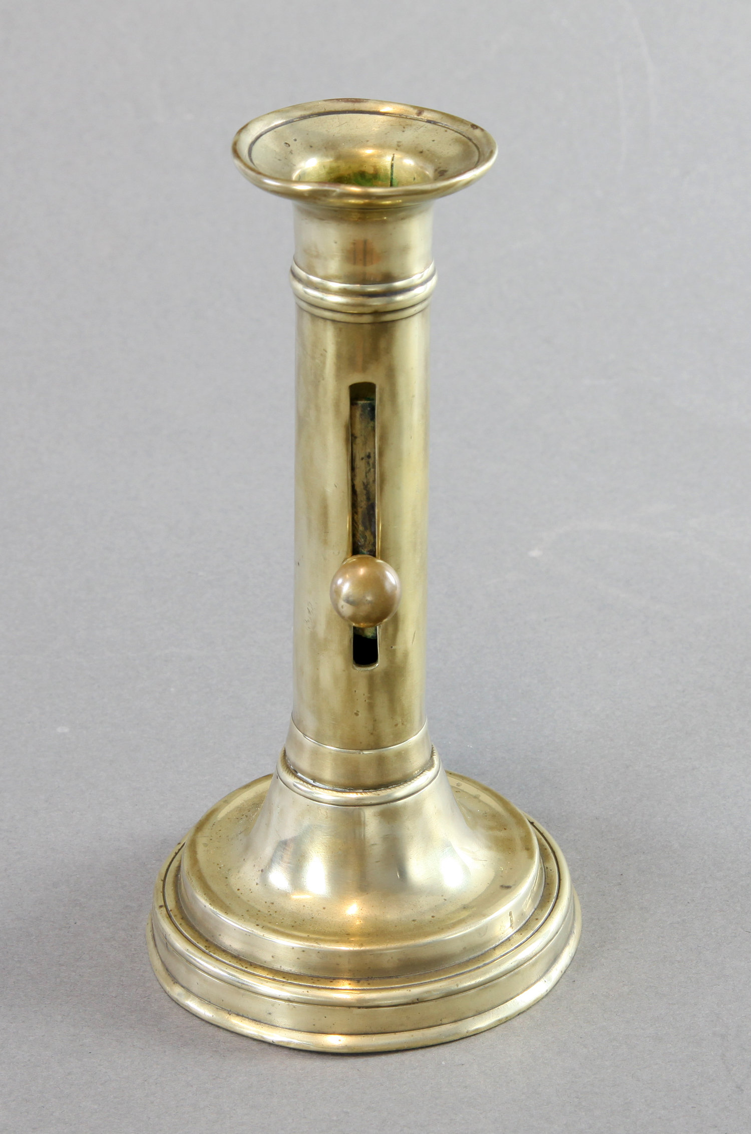 Zierlicher Kerzenleuchter aus Messing, Biedermeier um 1820