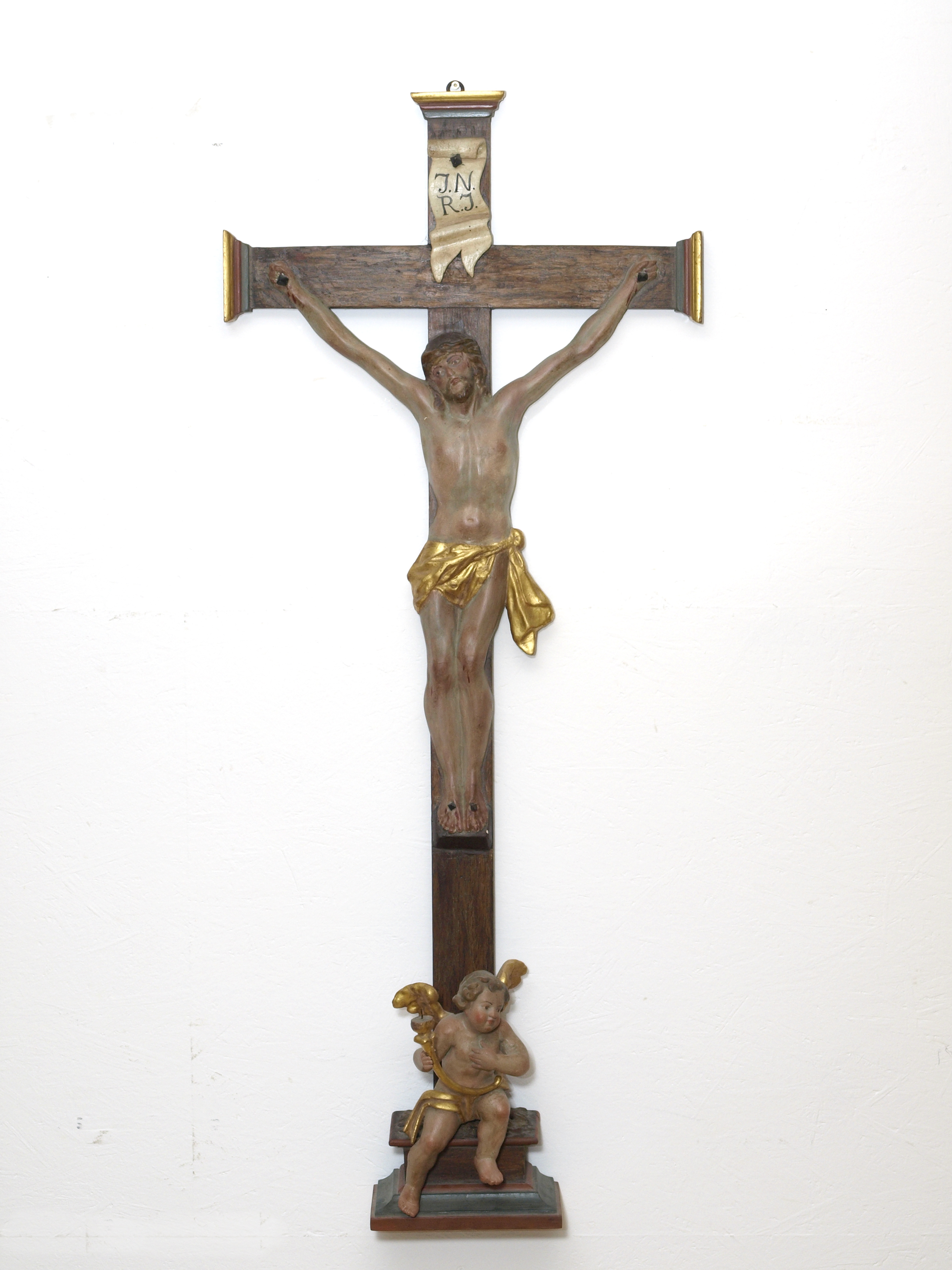 Gefasster Kruzifix mit Putto