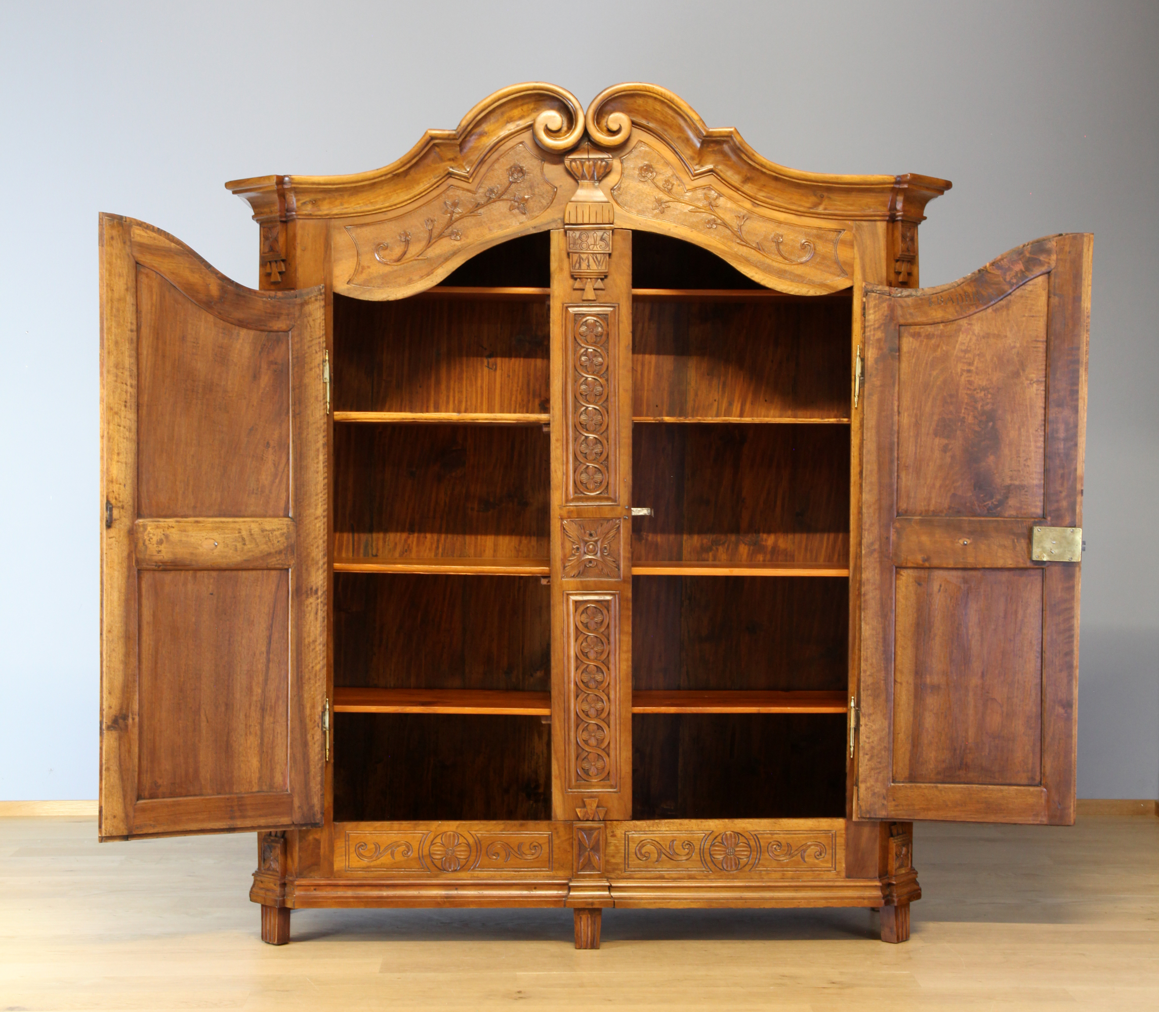 Bodenseeschrank aus Nussbaum, "Salemer Schrank", datiert 1815