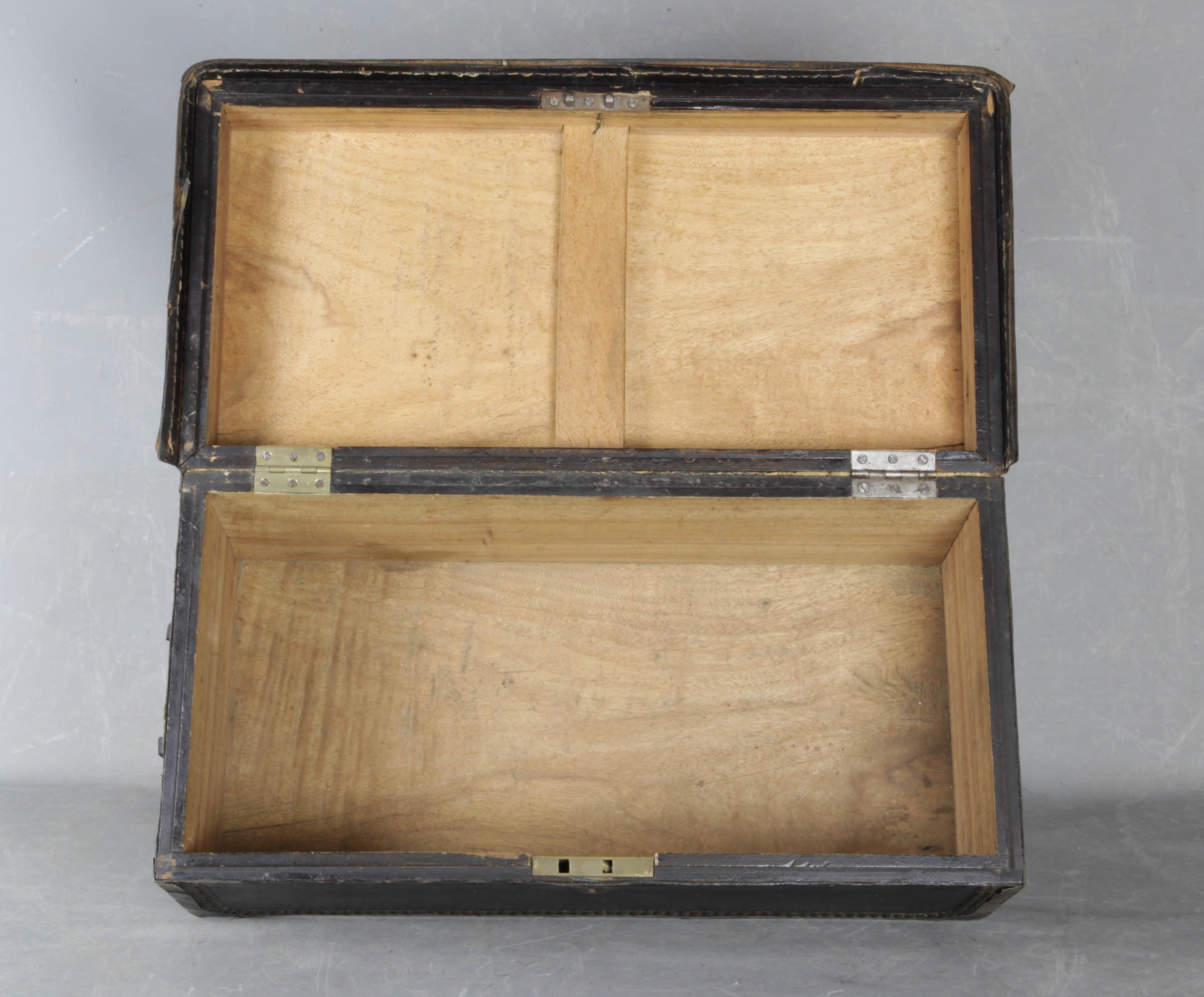 Antiker Koffer aus Holz mit Leder bezogen und Messingbeschlagwerk