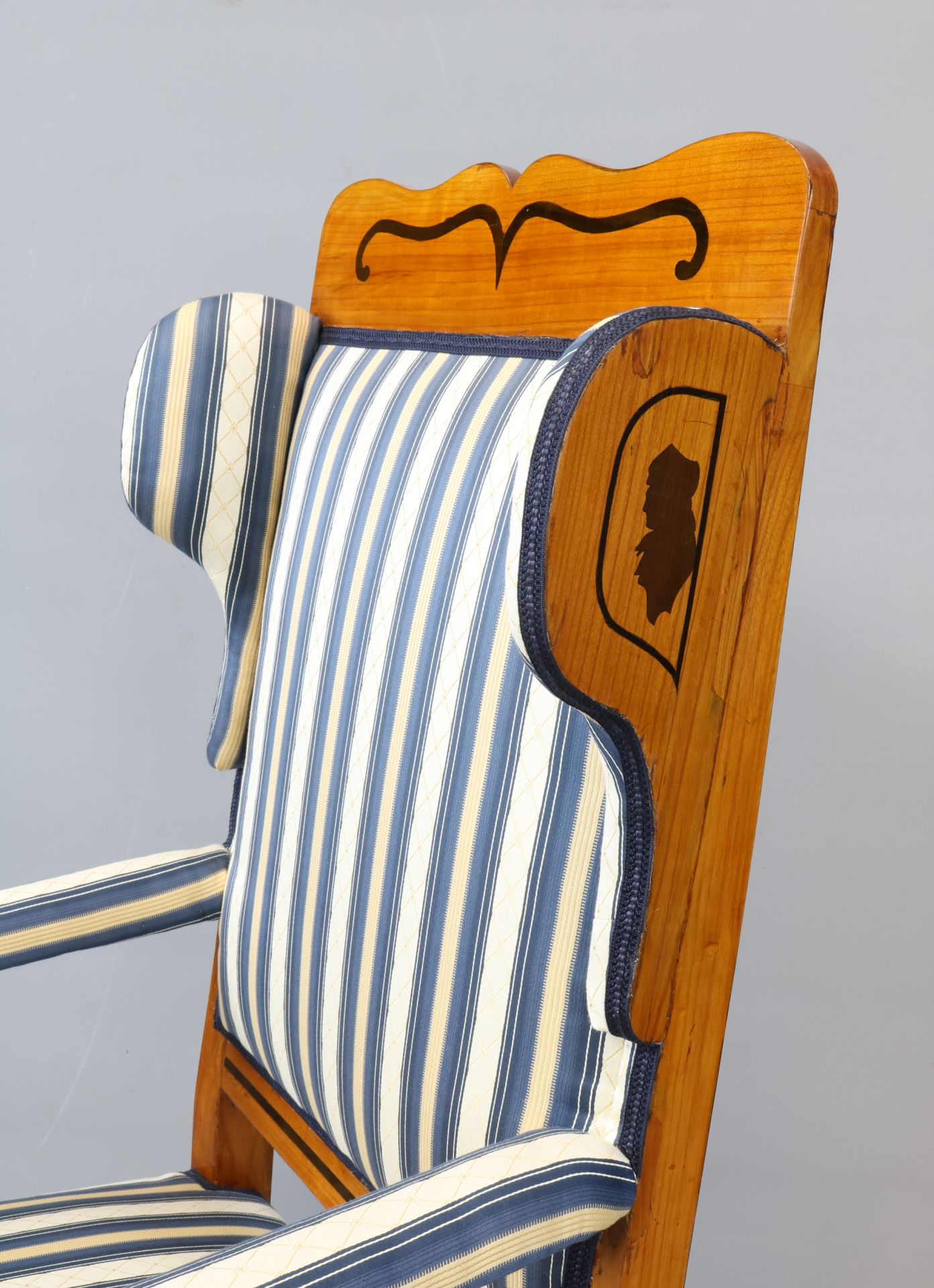 Biedermeier Ohrenbackensessel aus Kirschbaum mit ...